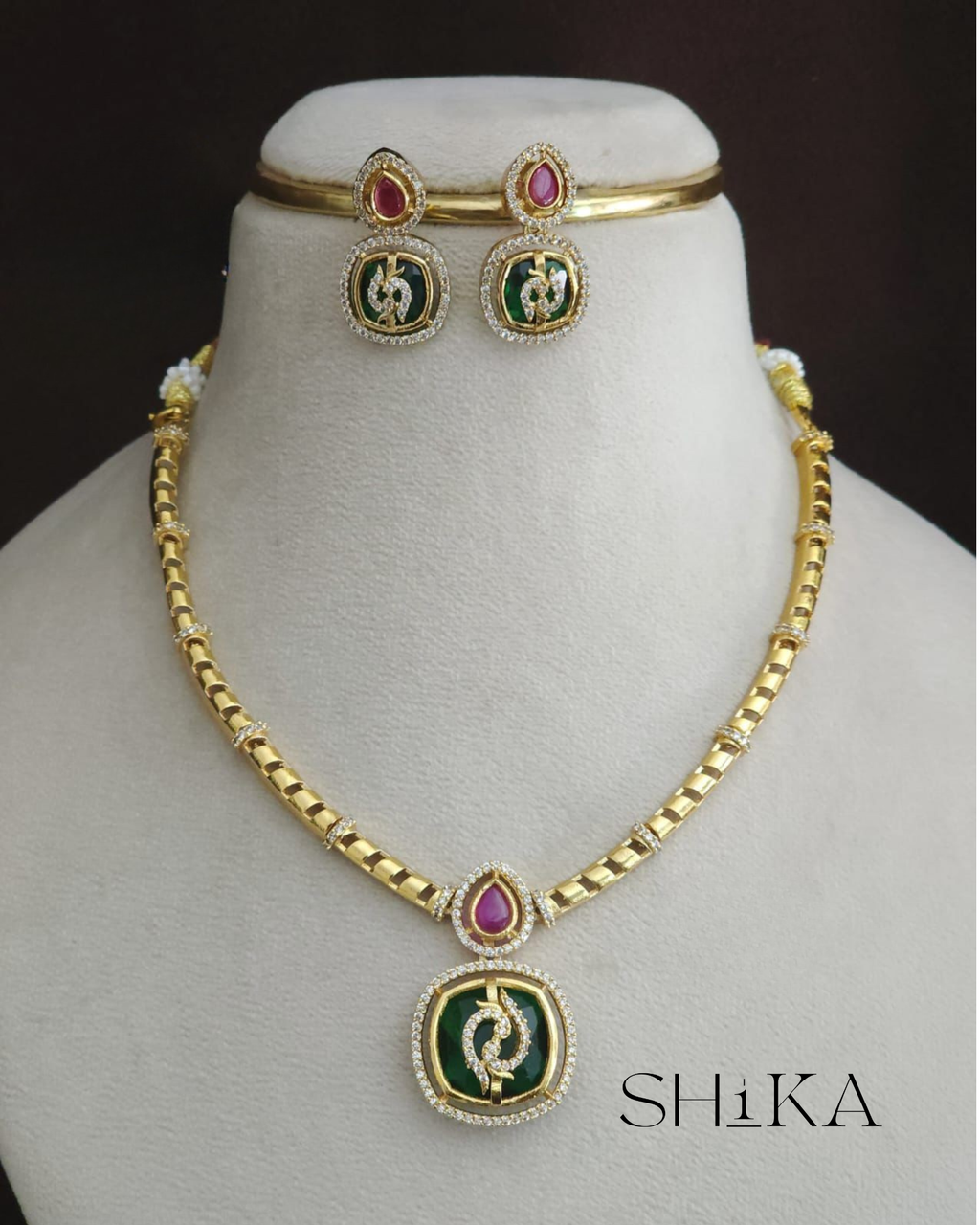 Swirl Medallion Necklace Set
