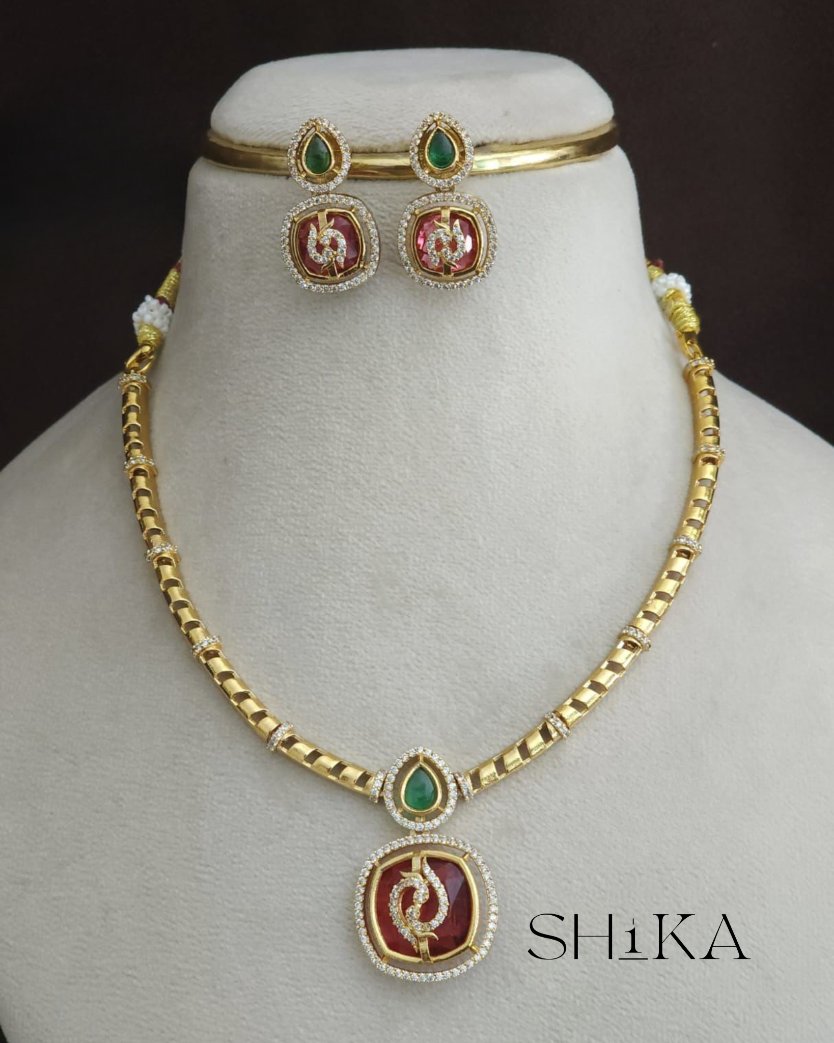 Swirl Medallion Necklace Set