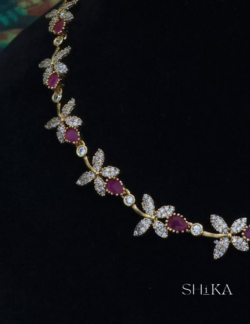 Nishi Floral Necklace Set