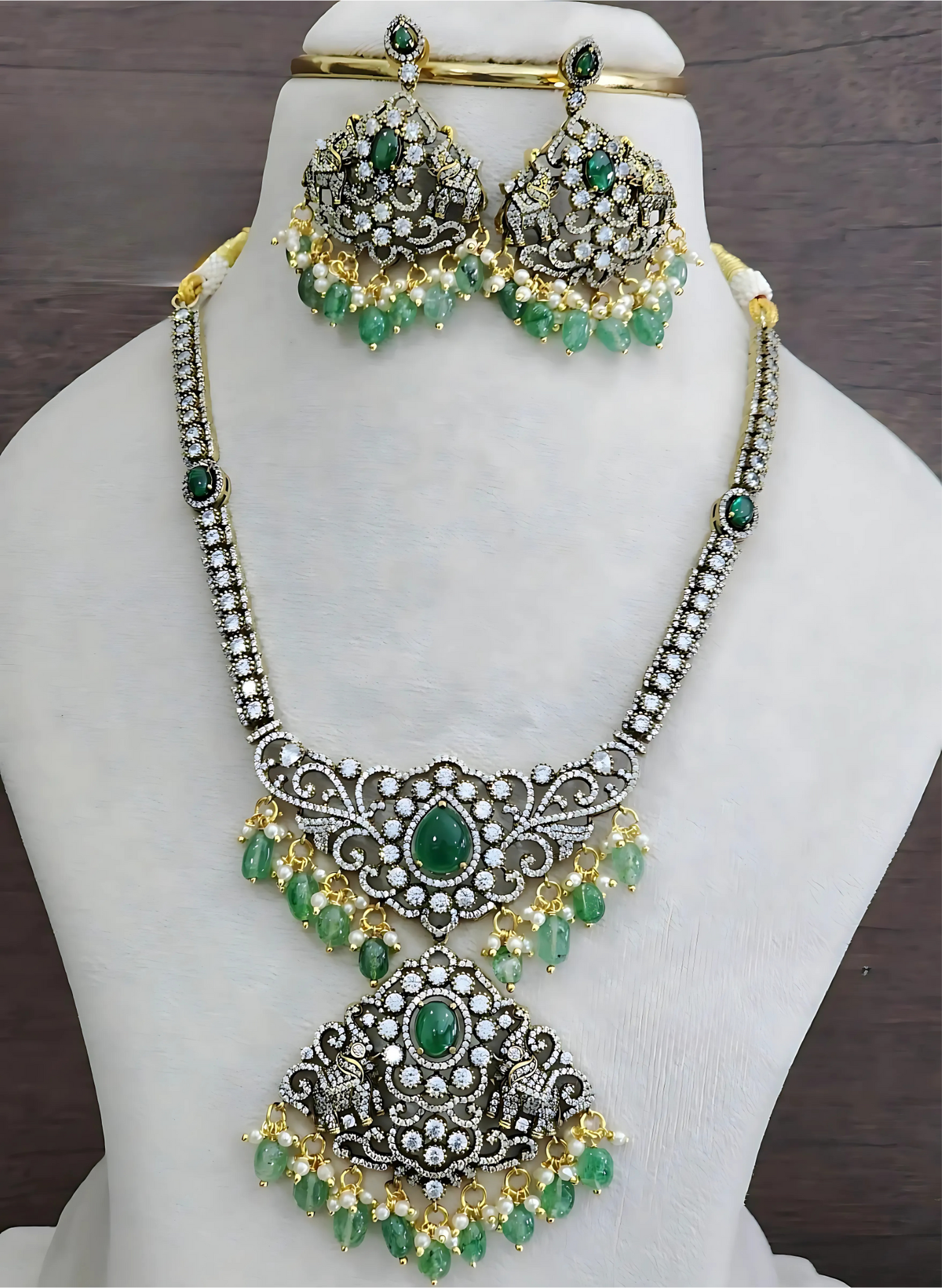 Vara Victorian Necklace Set